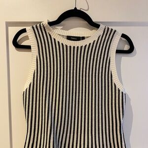 Black and white stripes theory top size small